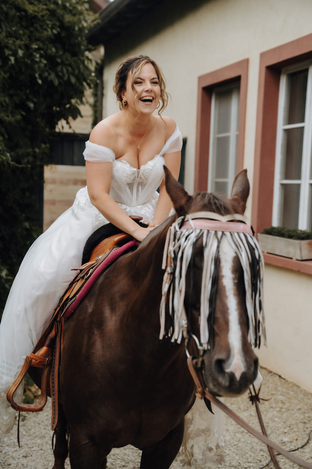 lavie-enrose-hochzeitsfotos-linslerhof-braut-auf-pferd